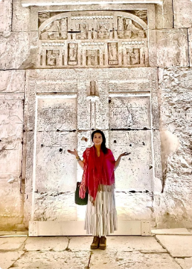 Mónica Arboleda en un templo de Egipto